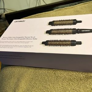 Amika Blowout Babe Thermal Brush Black